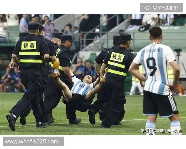 足球巨星登场瞬间全纪录：激情四溢的开场与球场风云再现